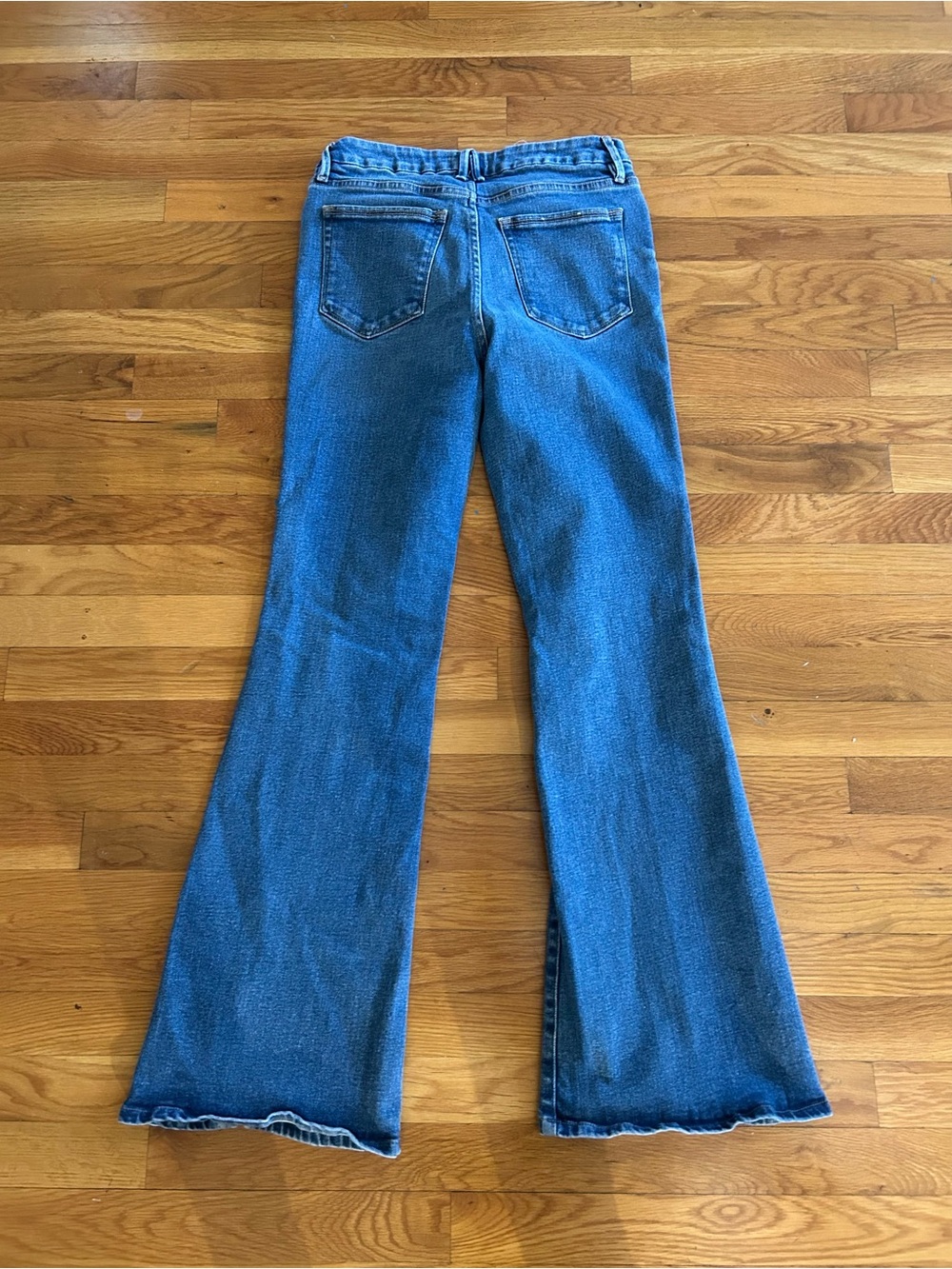 Good American Split Twist Hem Med Wash Flare Jeans in Women’s 8/29 - Picture 6 of 9